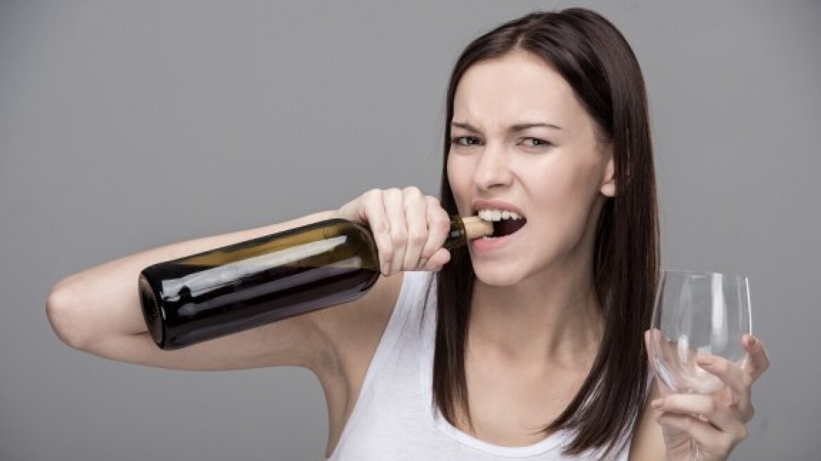 5 τρόποι να ανοίξεις το κρασί χωρίς ανοιχτήρι